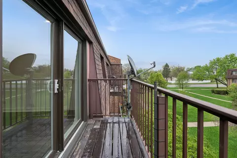 Exterior - 408 Kensington Rd #E, Mount Prospect, IL 60056 photo 2 of 3