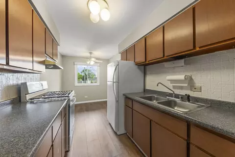 Kitchen - 641 Dulles Rd #B, Des Plaines, IL 60016 photo 2 of 3