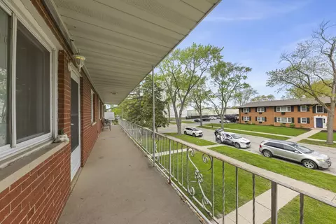 Exterior - 641 Dulles Rd #B, Des Plaines, IL 60016 photo 2 of 2