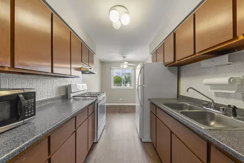 Kitchen - 641 Dulles Rd #B, Des Plaines, IL 60016 photo 1 of 3