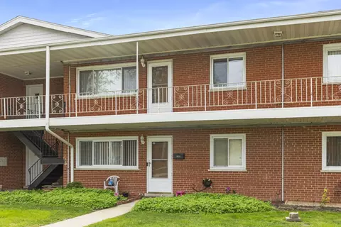 Exterior - 641 Dulles Rd #B, Des Plaines, IL 60016 photo 1 of 2