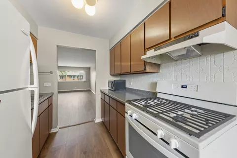 Kitchen - 641 Dulles Rd #B, Des Plaines, IL 60016 photo 3 of 3