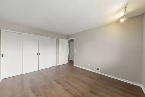Bedroom - 641 Dulles Rd #B, Des Plaines, IL 60016 photo 5 of 7