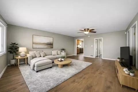 Living - 641 Dulles Rd #B, Des Plaines, IL 60016 photo 4 of 5