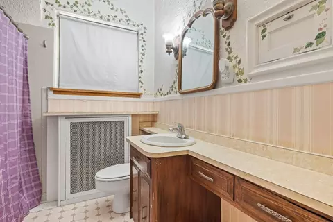 Bath - 1125 Cedar Ave, Elgin, IL 60120 photo 1 of 1