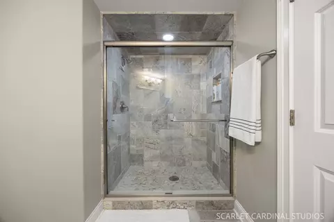Bath - 32 Baker Ln, Naperville, IL 60565 photo 8 of 9