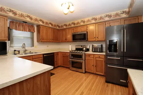 Kitchen - 35 Meyerson Way, Wheeling, IL 60090 photo 4 of 5