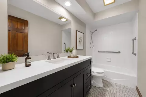 Bath - 1749 E Bailey Rd, Naperville, IL 60565 photo 2 of 3