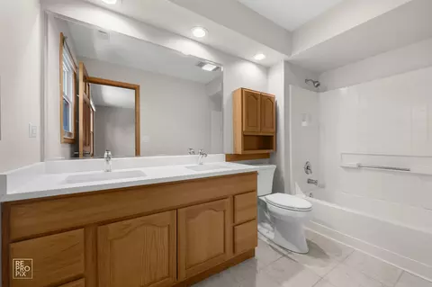 Bath - 1749 E Bailey Rd, Naperville, IL 60565 photo 3 of 3