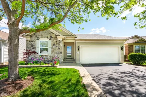 2661 Venetian Ln, Elgin, IL 60124