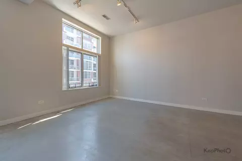 Living - 939 W Madison St #403, Chicago, IL 60607 photo 6 of 9