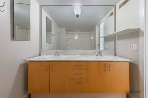 Bath - 939 W Madison St #403, Chicago, IL 60607 photo 3 of 3