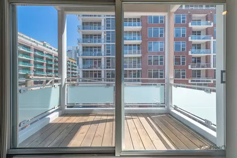 Exterior - 939 W Madison St #403, Chicago, IL 60607 photo 2 of 3