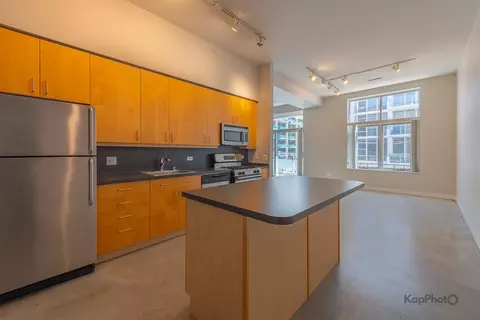 Kitchen - 939 W Madison St #403, Chicago, IL 60607 photo 3 of 3