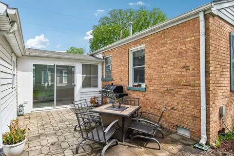Exterior - 836 Lyford Ln, Wheaton, IL 60189 photo 8 of 12