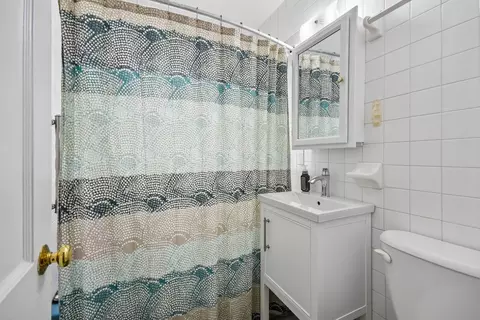 Bath - 836 Lyford Ln, Wheaton, IL 60189 photo 1 of 1