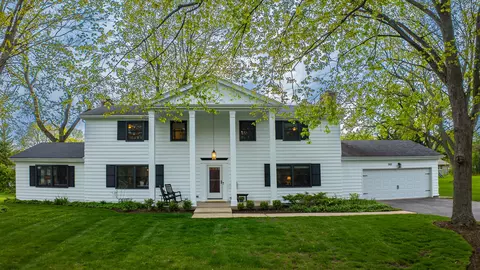 702 Maple Ln, Geneva, IL 60134