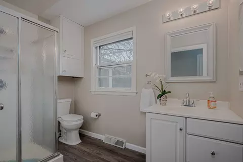 Bath - 702 Maple Ln, Geneva, IL 60134 photo 2 of 6