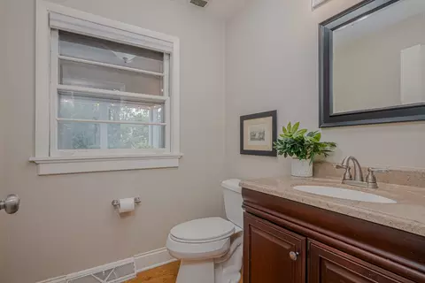Bath - 702 Maple Ln, Geneva, IL 60134 photo 1 of 6