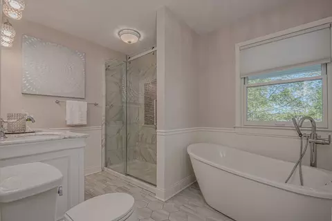 Bath - 702 Maple Ln, Geneva, IL 60134 photo 6 of 6