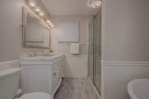 Bath - 702 Maple Ln, Geneva, IL 60134 photo 5 of 6