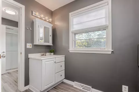 Bath - 702 Maple Ln, Geneva, IL 60134 photo 3 of 6