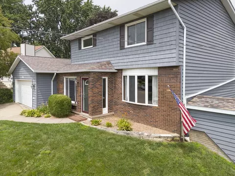 2604 E 34th Street Ct, Davenport, IA 52807
