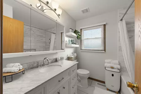 Bath - 1909 Cumberland Dr, Plainfield, IL 60586 photo 2 of 3