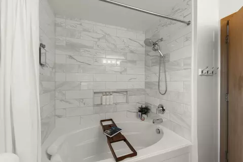 Bath - 1909 Cumberland Dr, Plainfield, IL 60586 photo 3 of 3
