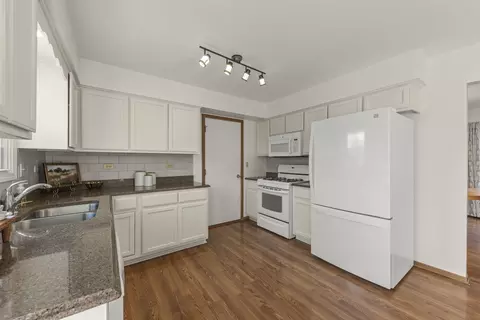 Kitchen - 1909 Cumberland Dr, Plainfield, IL 60586 photo 1 of 3