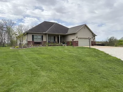 25401 Longview Rd, Hopedale, IL 61747