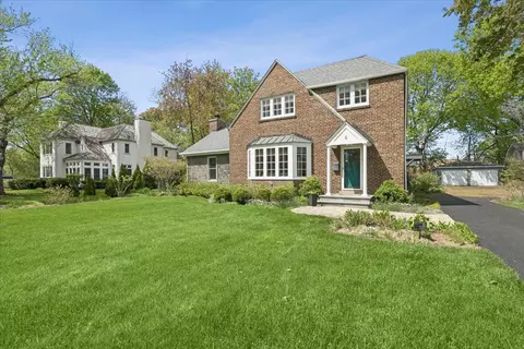 Exterior - 6 E Witchwood Ln, Lake Bluff, IL 60044 photo 2 of 8