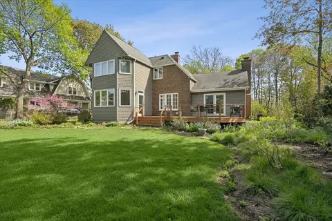 Exterior - 6 E Witchwood Ln, Lake Bluff, IL 60044 photo 5 of 8