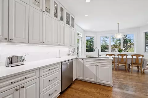 Kitchen - 6 E Witchwood Ln, Lake Bluff, IL 60044 photo 4 of 5
