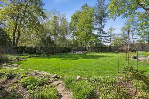 Exterior - 6 E Witchwood Ln, Lake Bluff, IL 60044 photo 7 of 8