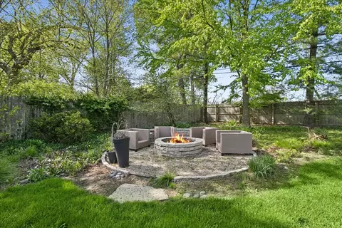 Exterior - 6 E Witchwood Ln, Lake Bluff, IL 60044 photo 4 of 8