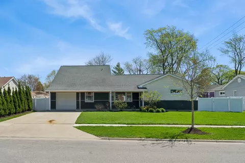 Exterior - 815 Cumberland St, Hoffman Estates, IL 60169 photo 1 of 4