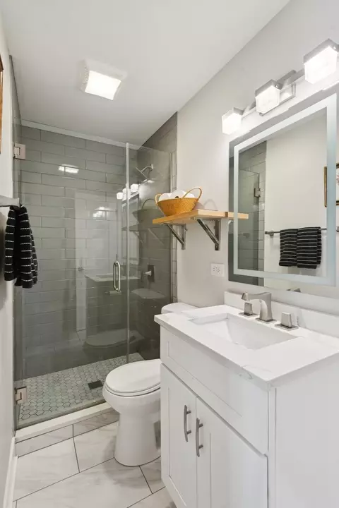 Bath - 815 Cumberland St, Hoffman Estates, IL 60169 photo 2 of 4