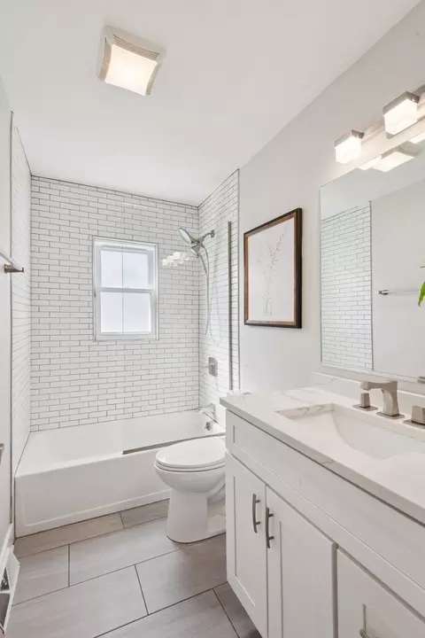 Bath - 815 Cumberland St, Hoffman Estates, IL 60169 photo 1 of 4