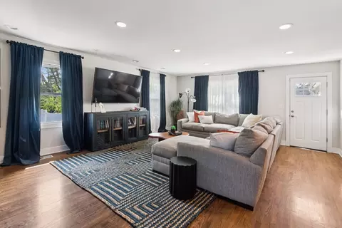 Living - 815 Cumberland St, Hoffman Estates, IL 60169 photo 4 of 6