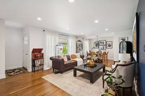 Living - 815 Cumberland St, Hoffman Estates, IL 60169 photo 2 of 6