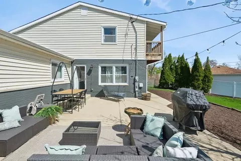 Exterior - 815 Cumberland St, Hoffman Estates, IL 60169 photo 3 of 4