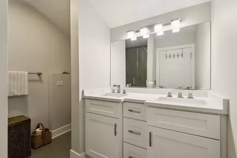 Bath - 815 Cumberland St, Hoffman Estates, IL 60169 photo 3 of 4