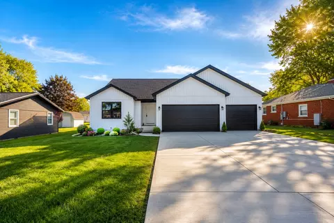 202 W Evergreen Dr, Saint Joseph, IL 61873