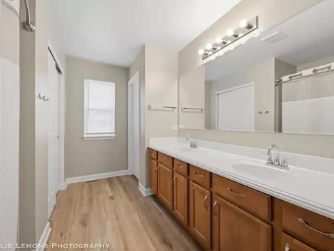 Bath - 3024 Cookson Ave, Elgin, IL 60124 photo 2 of 3