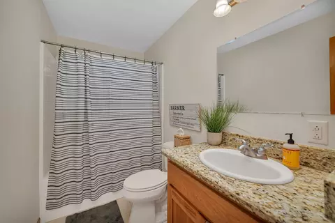 Bath - 4595 Shady Ln, Morris, IL 60450 photo 1 of 2
