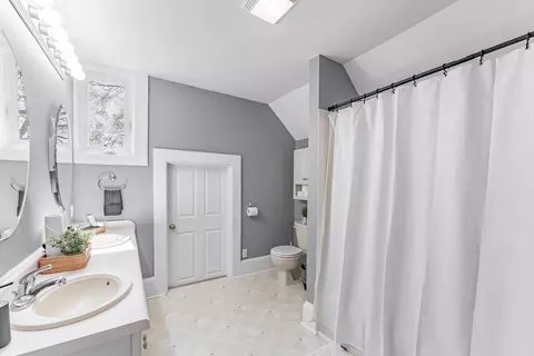 Bath - 168 Villa St, Elgin, IL 60120 photo 3 of 4
