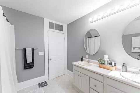 Bath - 168 Villa St, Elgin, IL 60120 photo 4 of 4