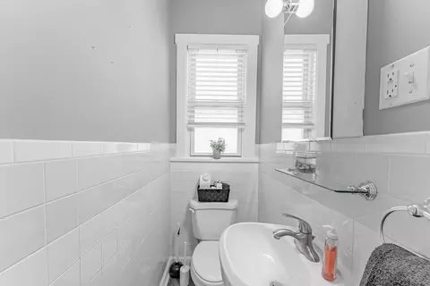 Bath - 168 Villa St, Elgin, IL 60120 photo 2 of 4