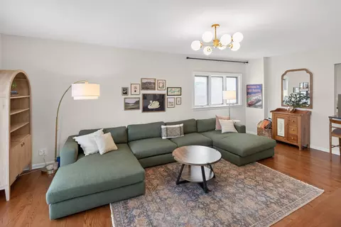 Living - 607 Evergreen St, Wheaton, IL 60187 photo 3 of 3